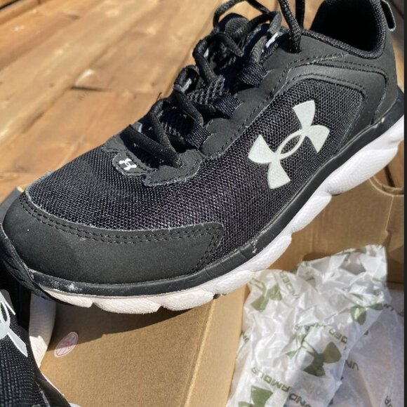Under Armour  Boys Running Shoes 4Y Black/White - Picture 2 of 10